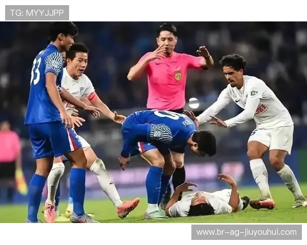 足球裁判遭遇球迷恶劣行为吐口水事件引发广泛讨论与反思